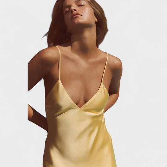 Alba – Vestido Satén de Espalda Abierta