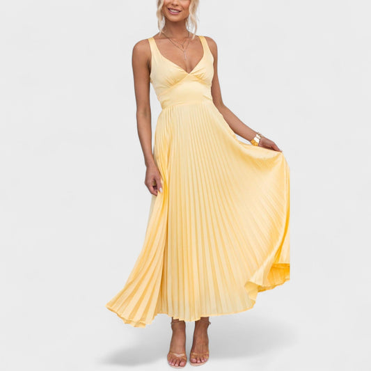 Solène – El vestido plisado que ilumina cada paso