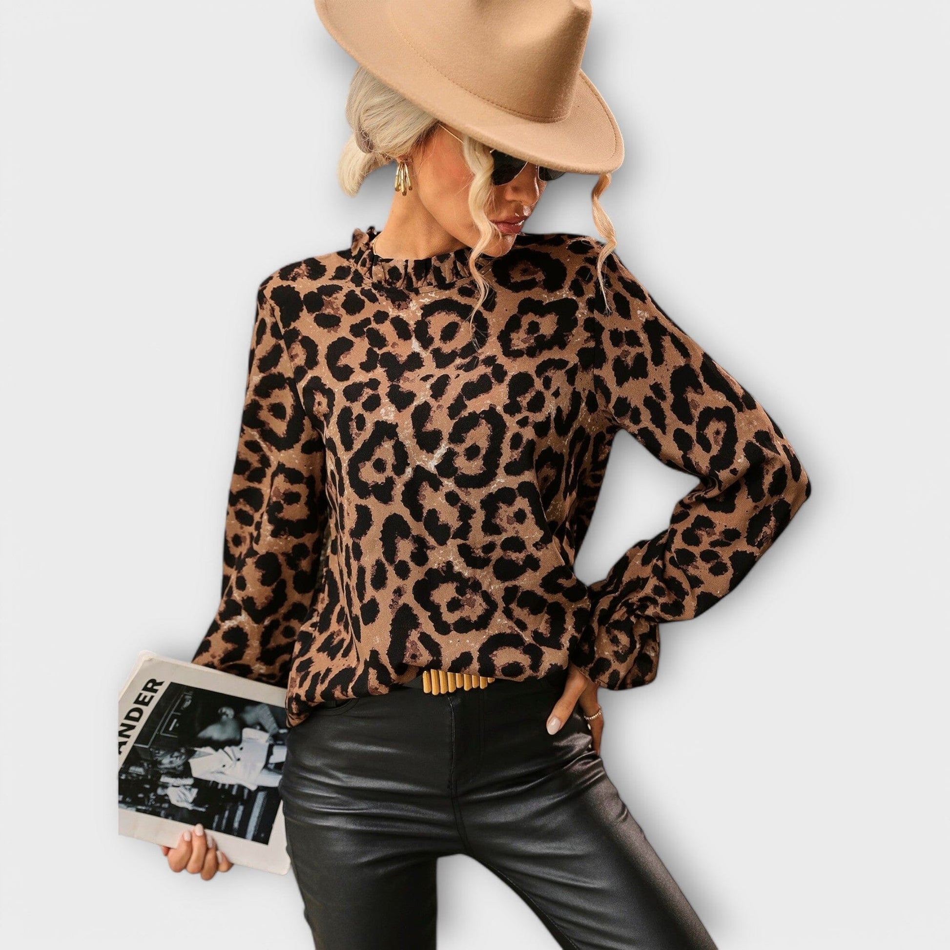 Kayla - Blusa de Leopardo con Cuello Plisado Kayla - Blusa de Leopardo con Cuello Plisado A minha loja 